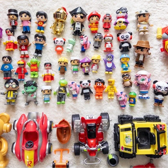 Ryan’s World Kids Toy Set with Robot and Figures - Picture 3 of 6